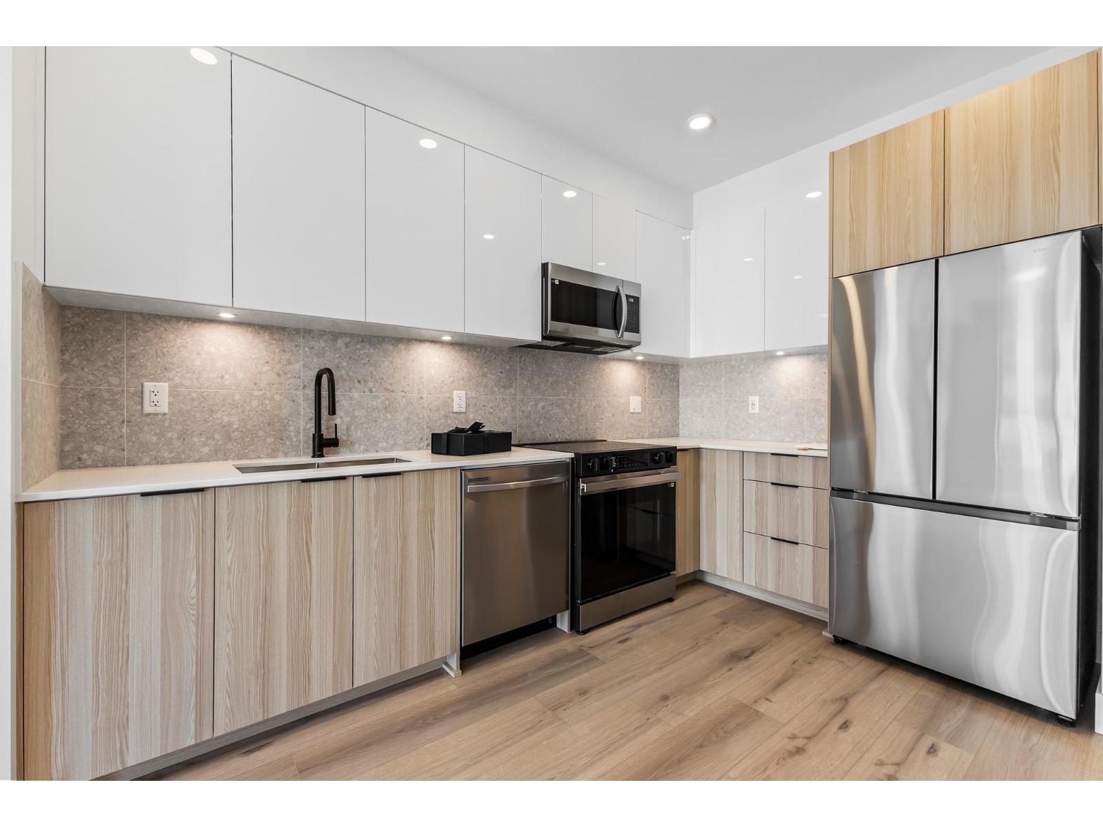 319 20769 FRASER HIGHWAY, Langley
