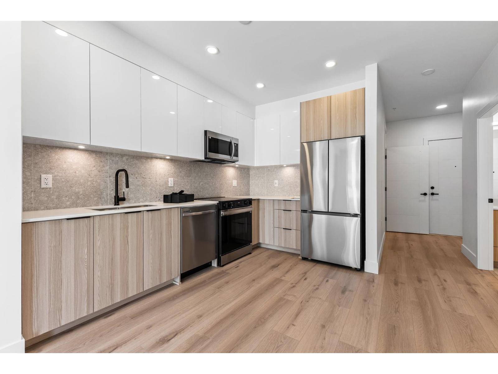 319 20769 FRASER HIGHWAY, Langley