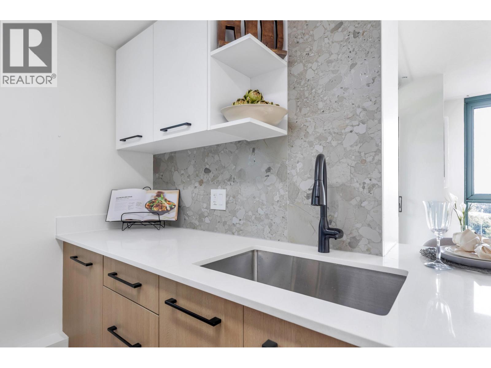 1001 2733 CHANDLERY PLACE, Vancouver