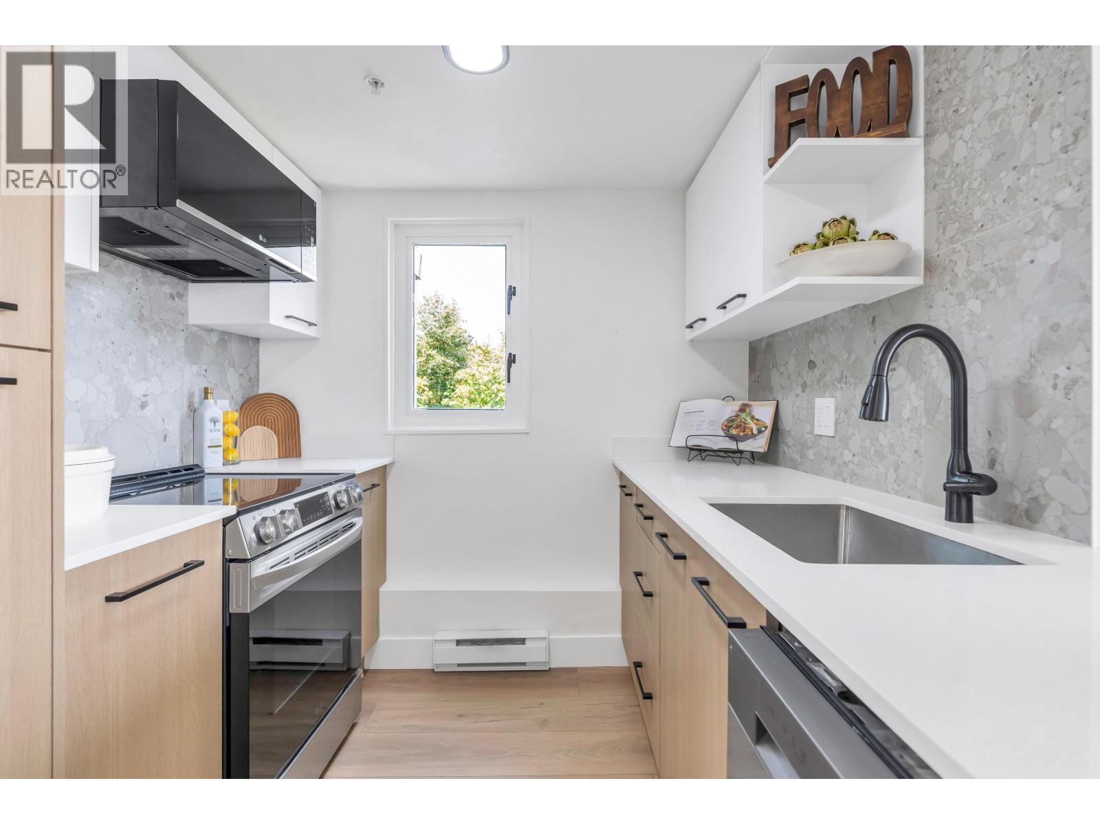1001 2733 CHANDLERY PLACE, Vancouver
