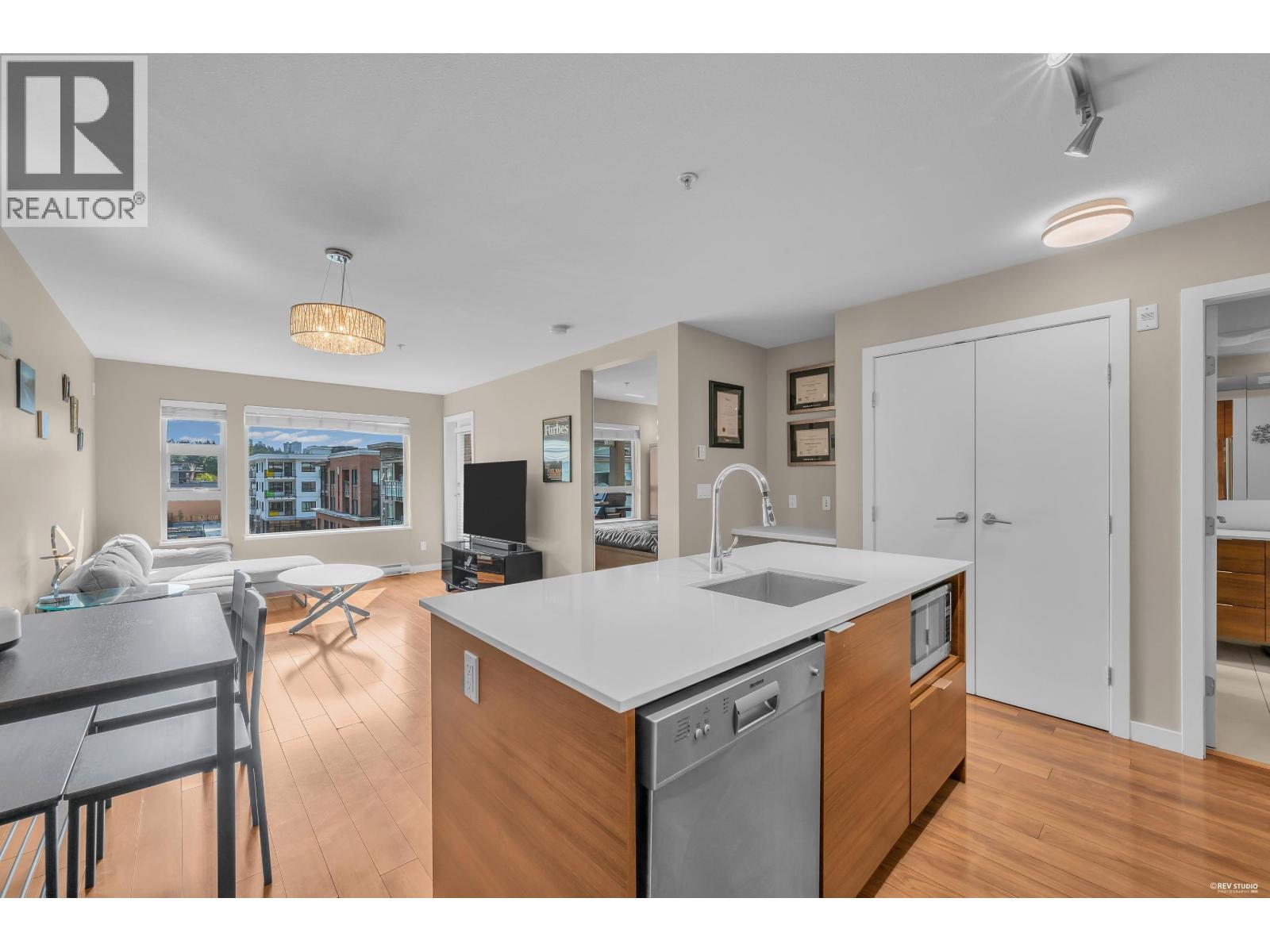401 1677 LLOYD AVENUE, North Vancouver