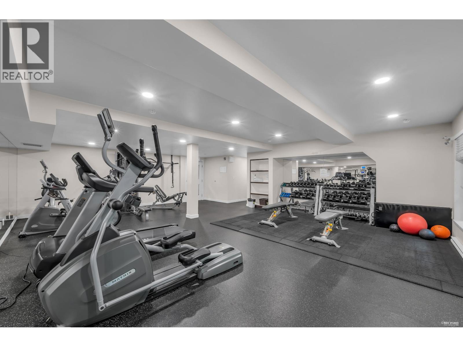 401 1677 LLOYD AVENUE, North Vancouver