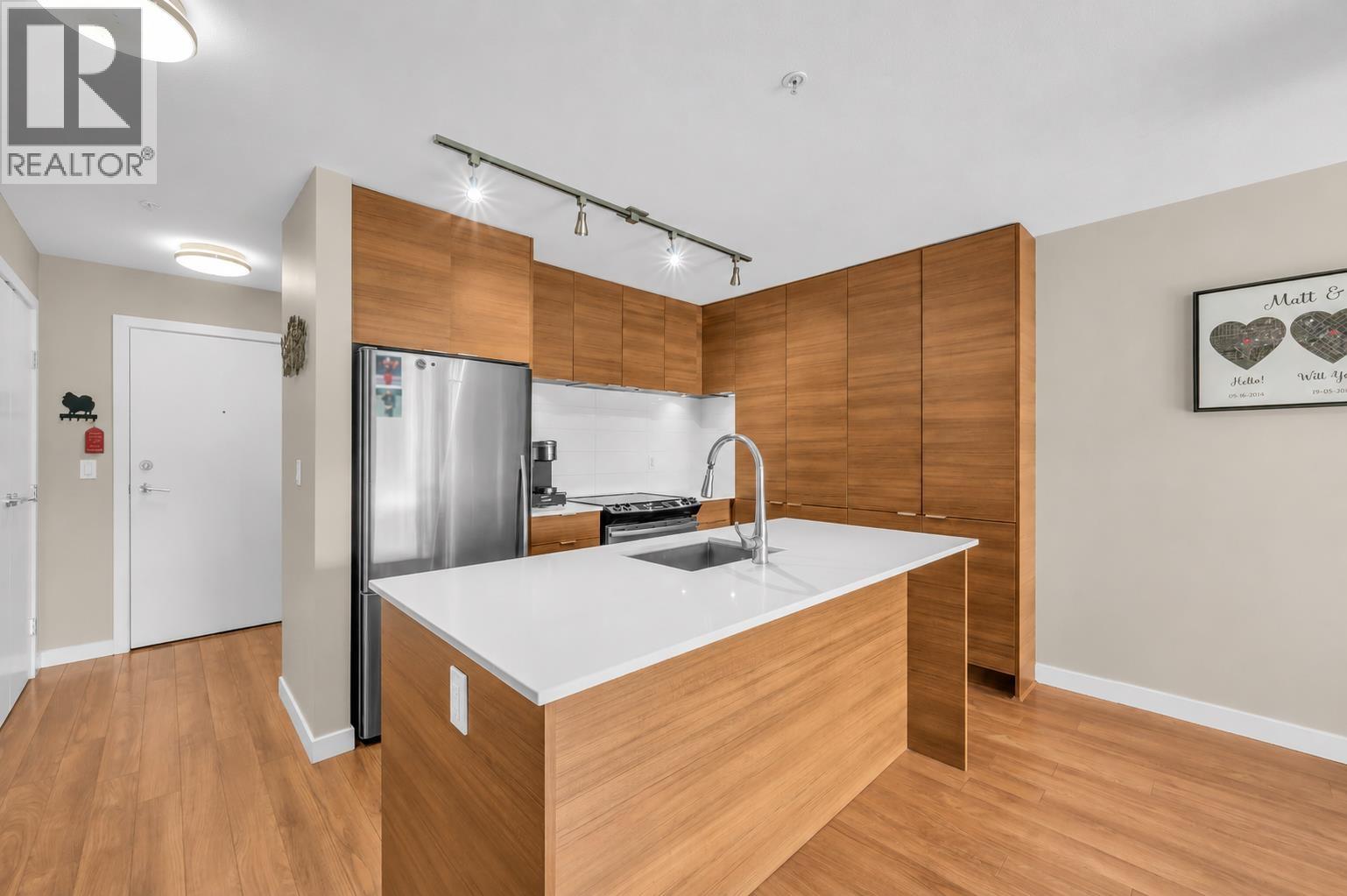 401 1677 LLOYD AVENUE, North Vancouver