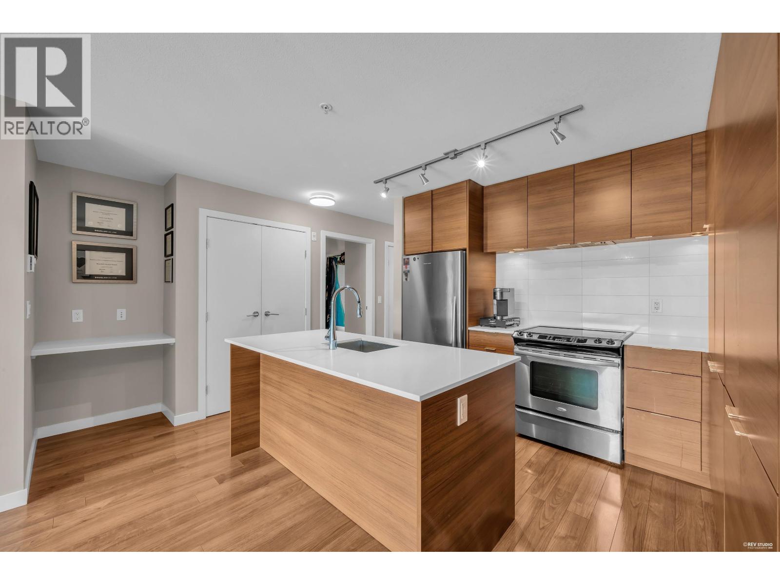 401 1677 LLOYD AVENUE, North Vancouver