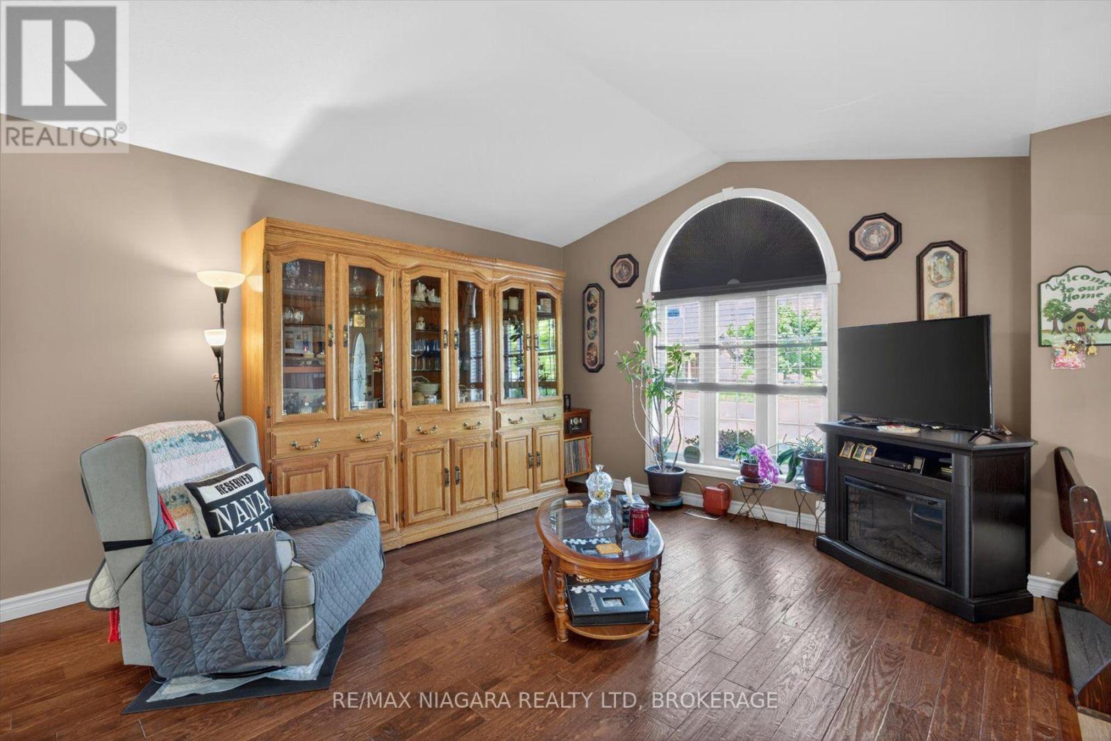 4457 KATHLEEN CRESCENT - Image 4