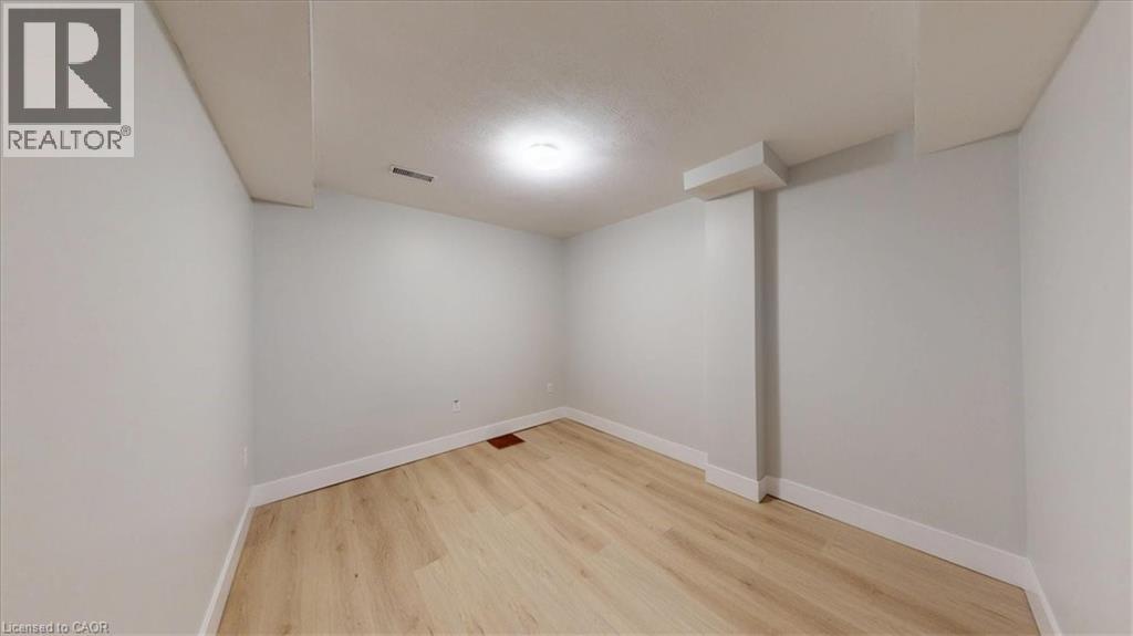 980 CREEKSIDE Drive - Image 32