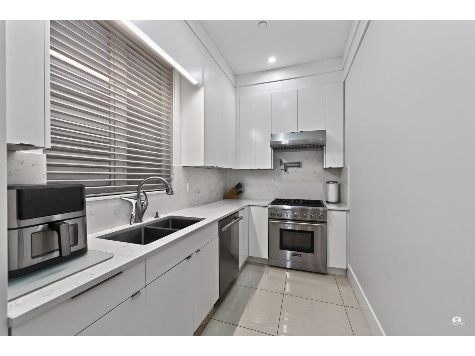 15881 BUENA VISTA AVENUE, White Rock