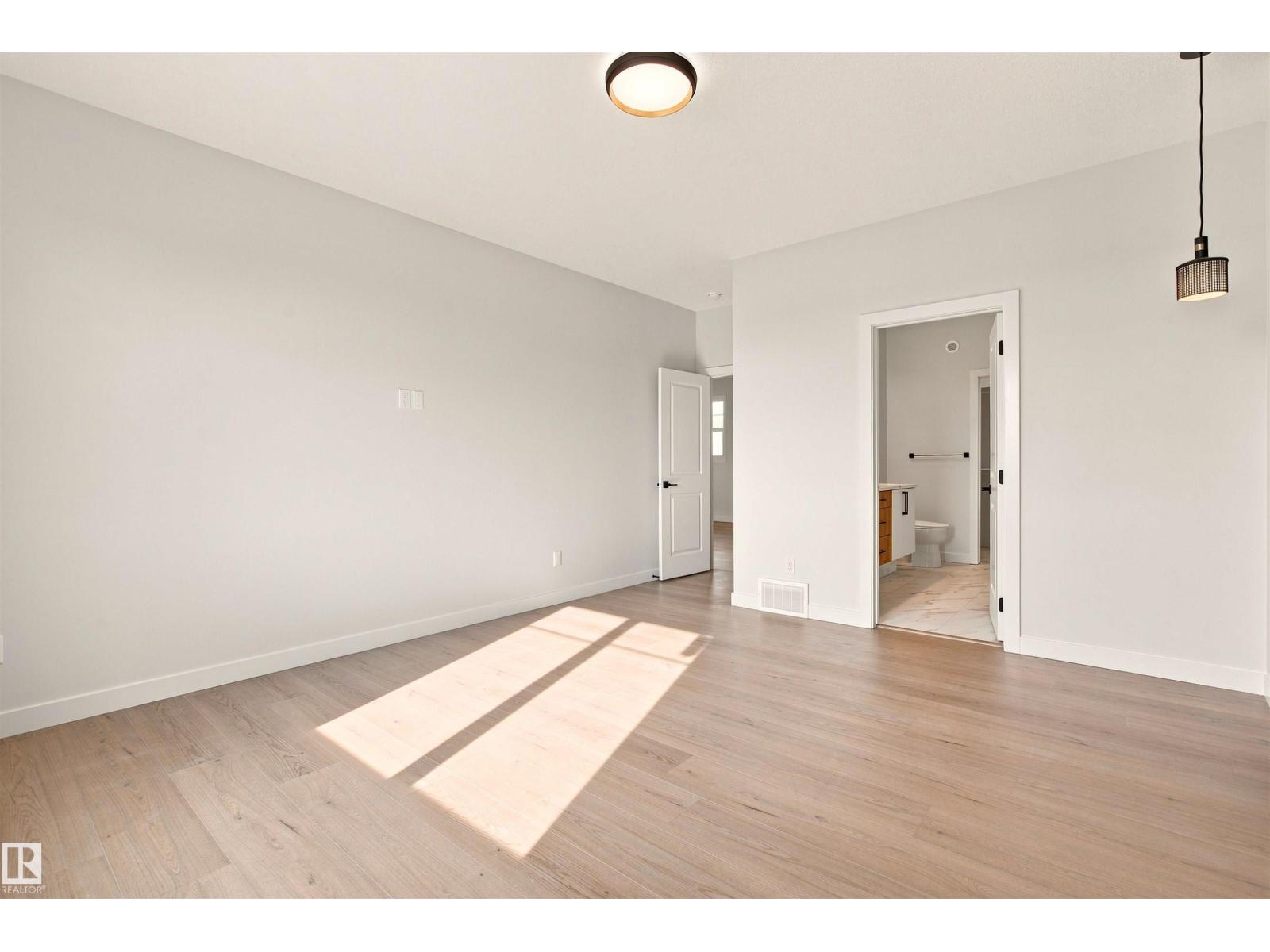 10462 104 ST - 23