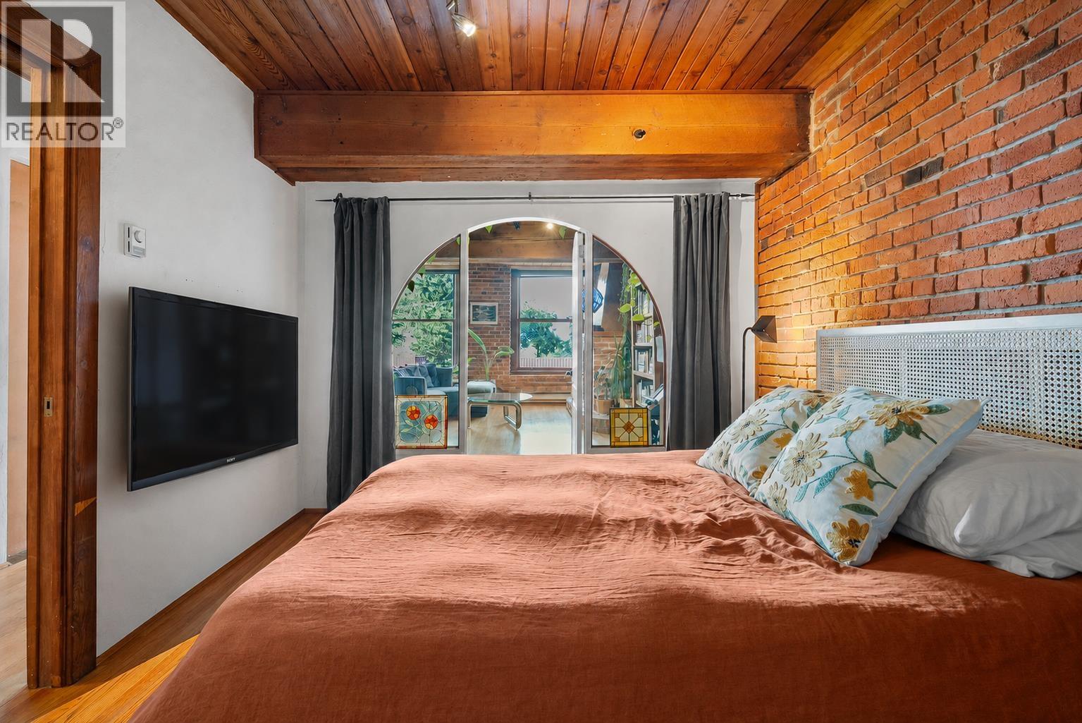 305 41 ALEXANDER STREET, Vancouver