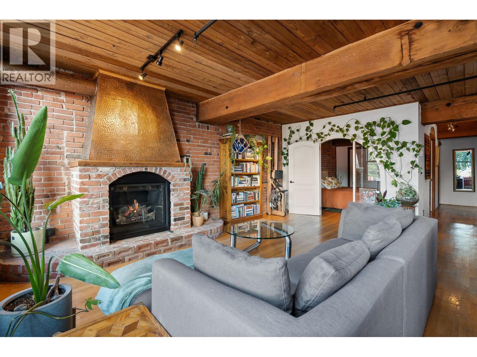 305 41 ALEXANDER STREET, Vancouver