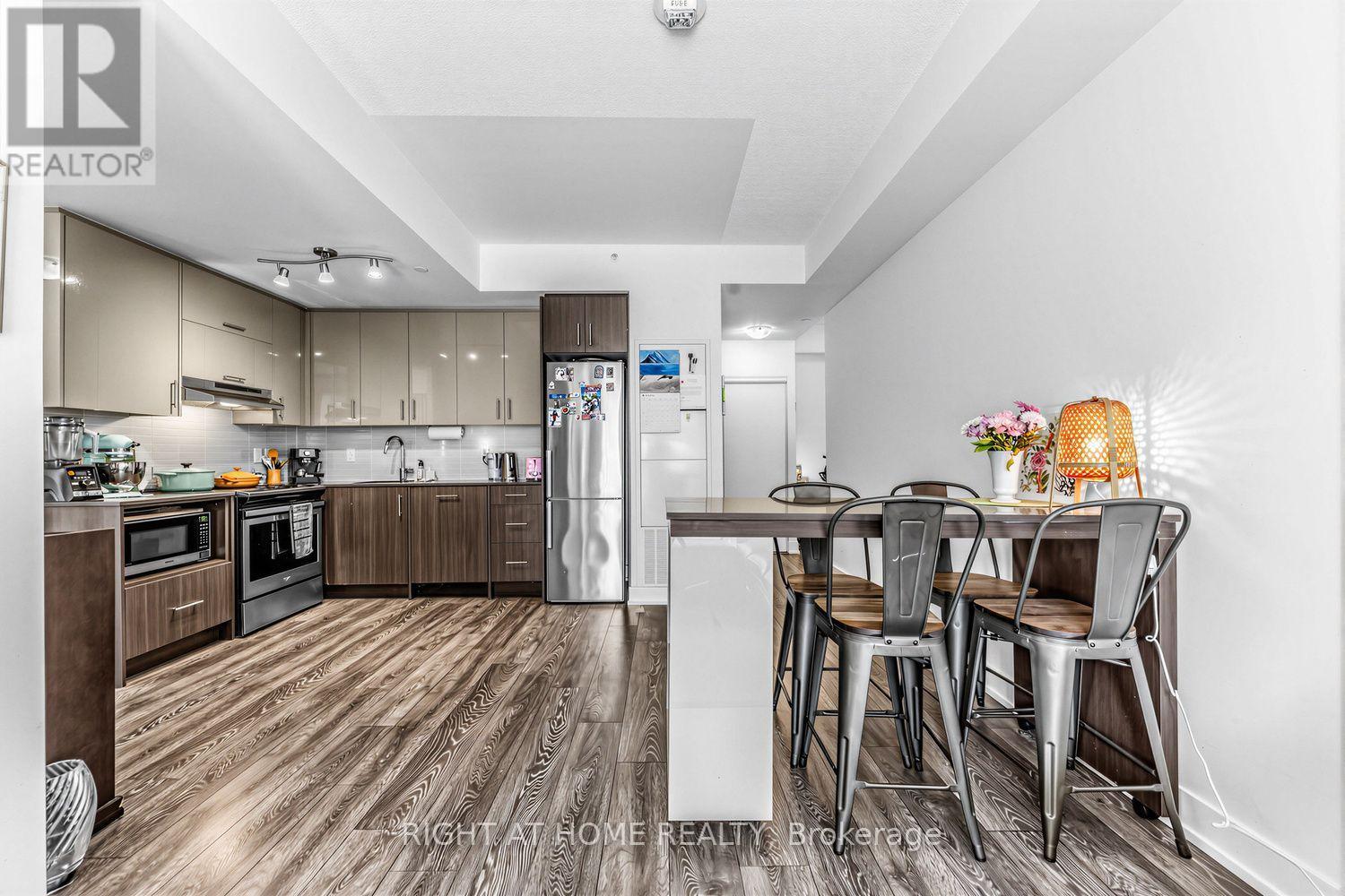 #202 180 FAIRVIEW MALL DRIVE - 1