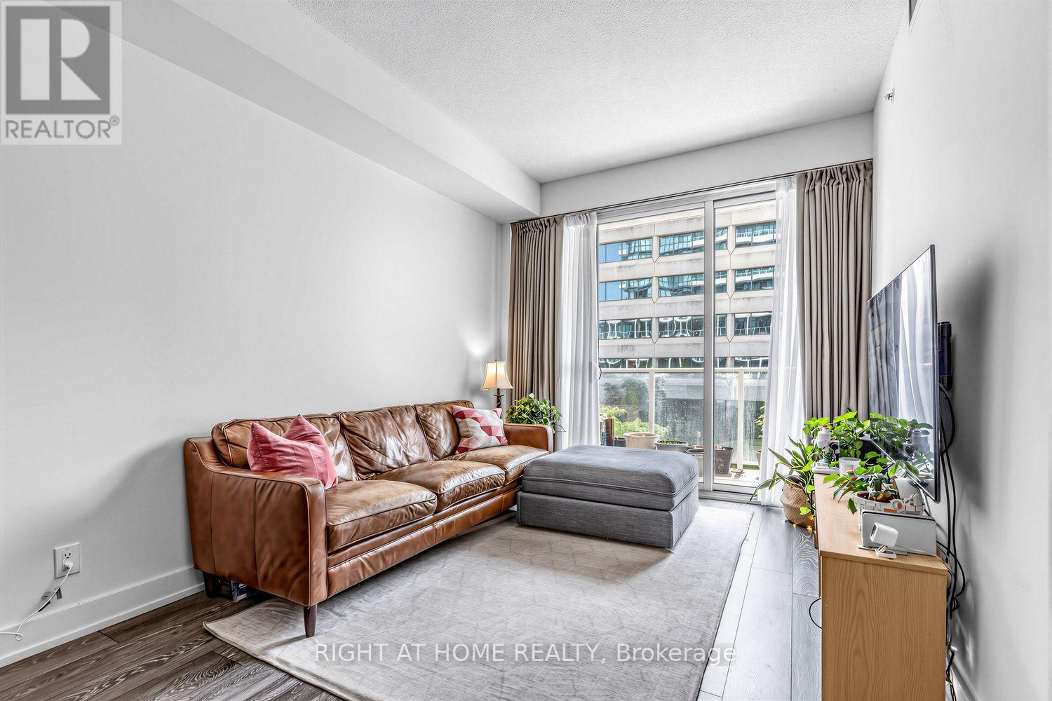 #202 180 FAIRVIEW MALL DRIVE - 4