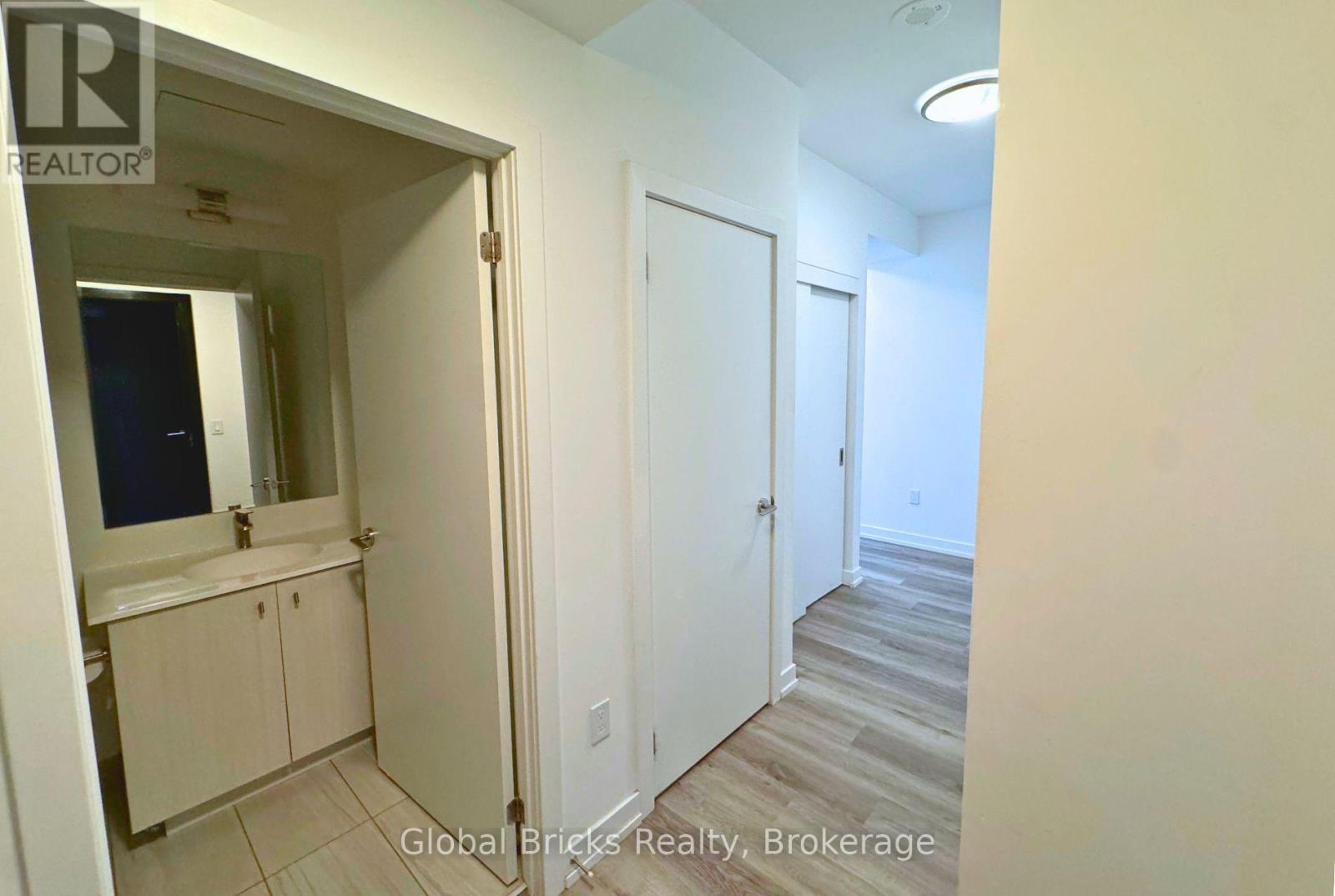 612 - 5 WELLINGTON STREET S — photo 2