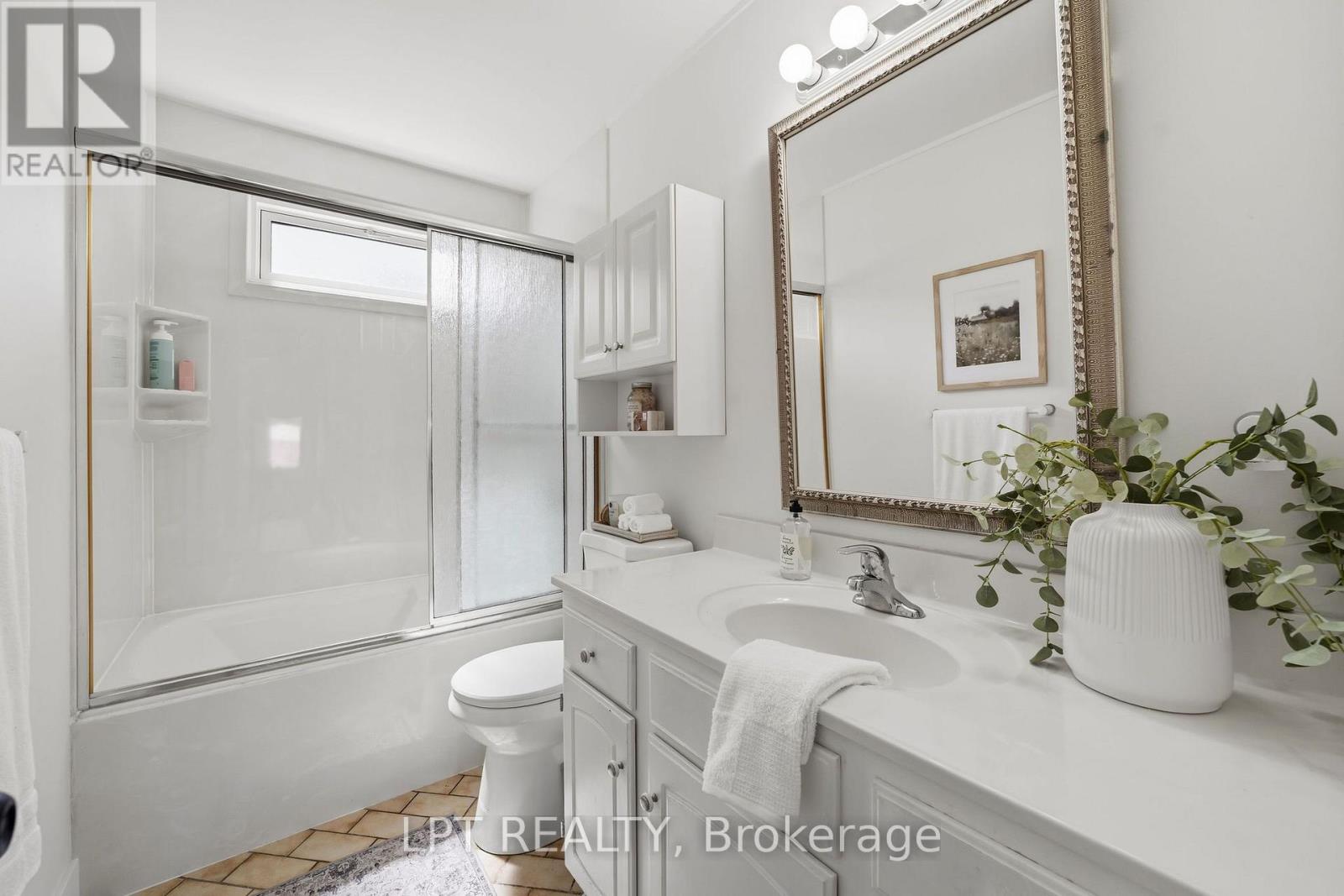 4 bedroom Single Family interior view, 17 MONMORE Road, Whitehills, London, Ontario