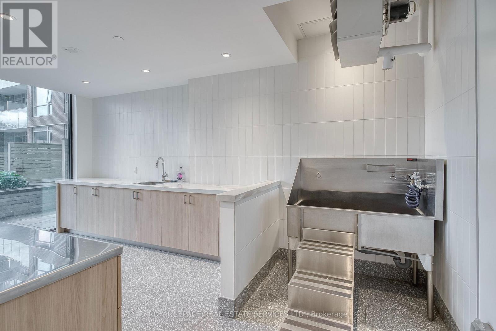 #131 156 LOGAN AVENUE - Image 31