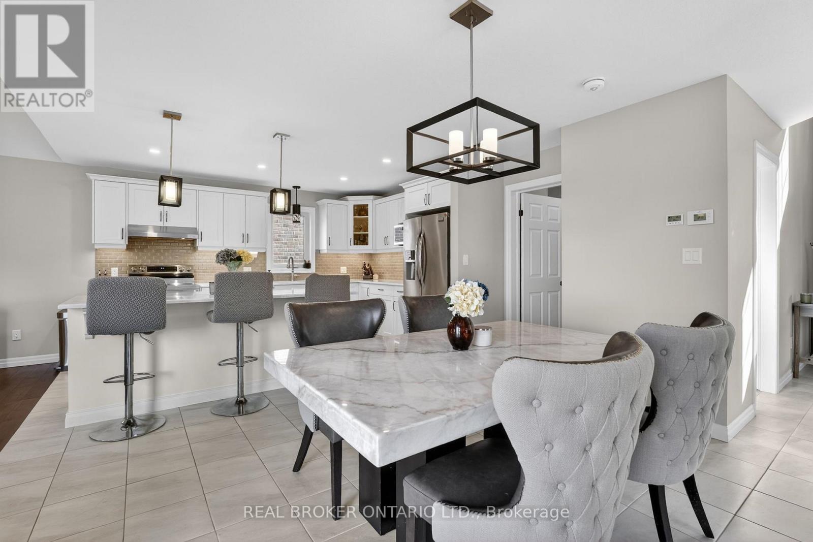 48 CURREN CRESCENT - 12