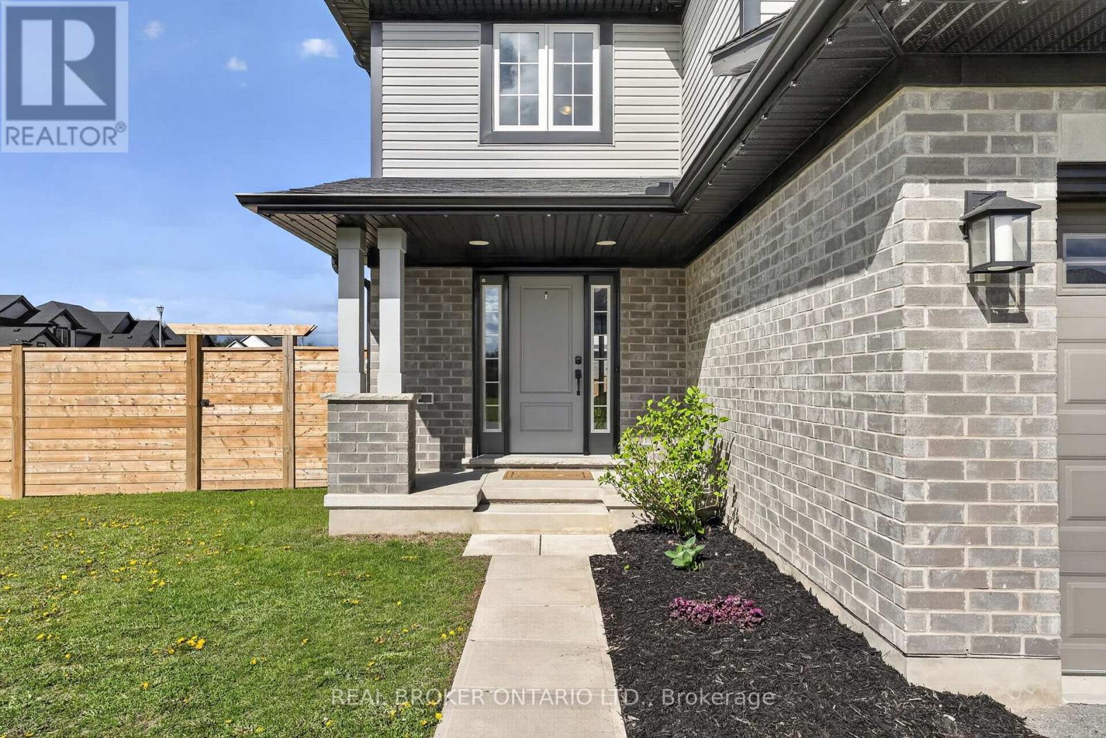 48 CURREN CRESCENT - 2