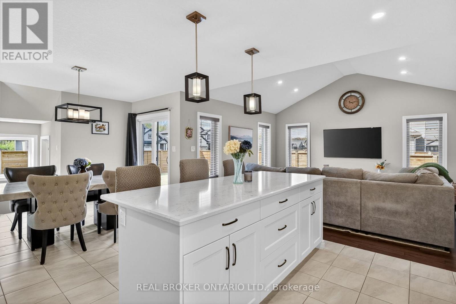 48 CURREN CRESCENT - 6