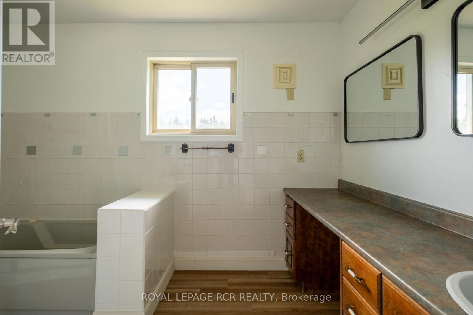 6066 4TH LINE - Image 32
