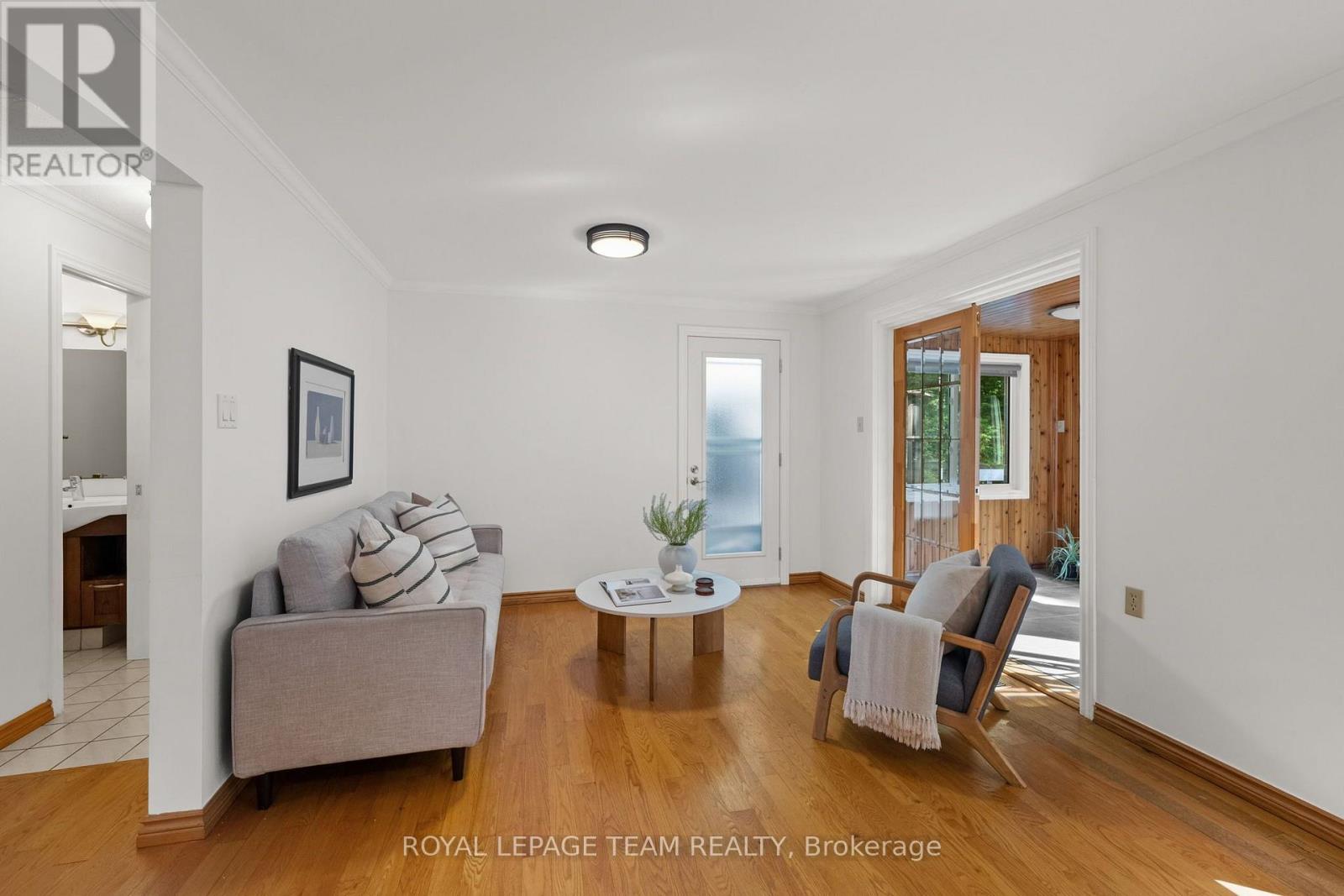 240 HOYLAKE CRESCENT - 11