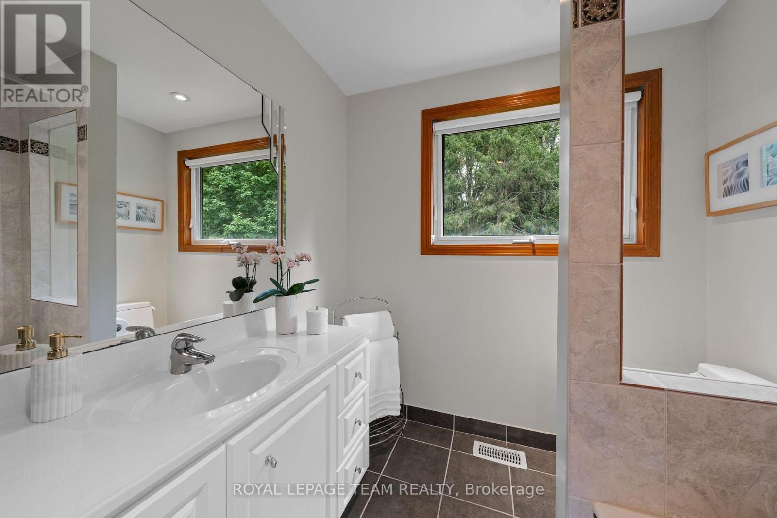 240 HOYLAKE CRESCENT - Image 28