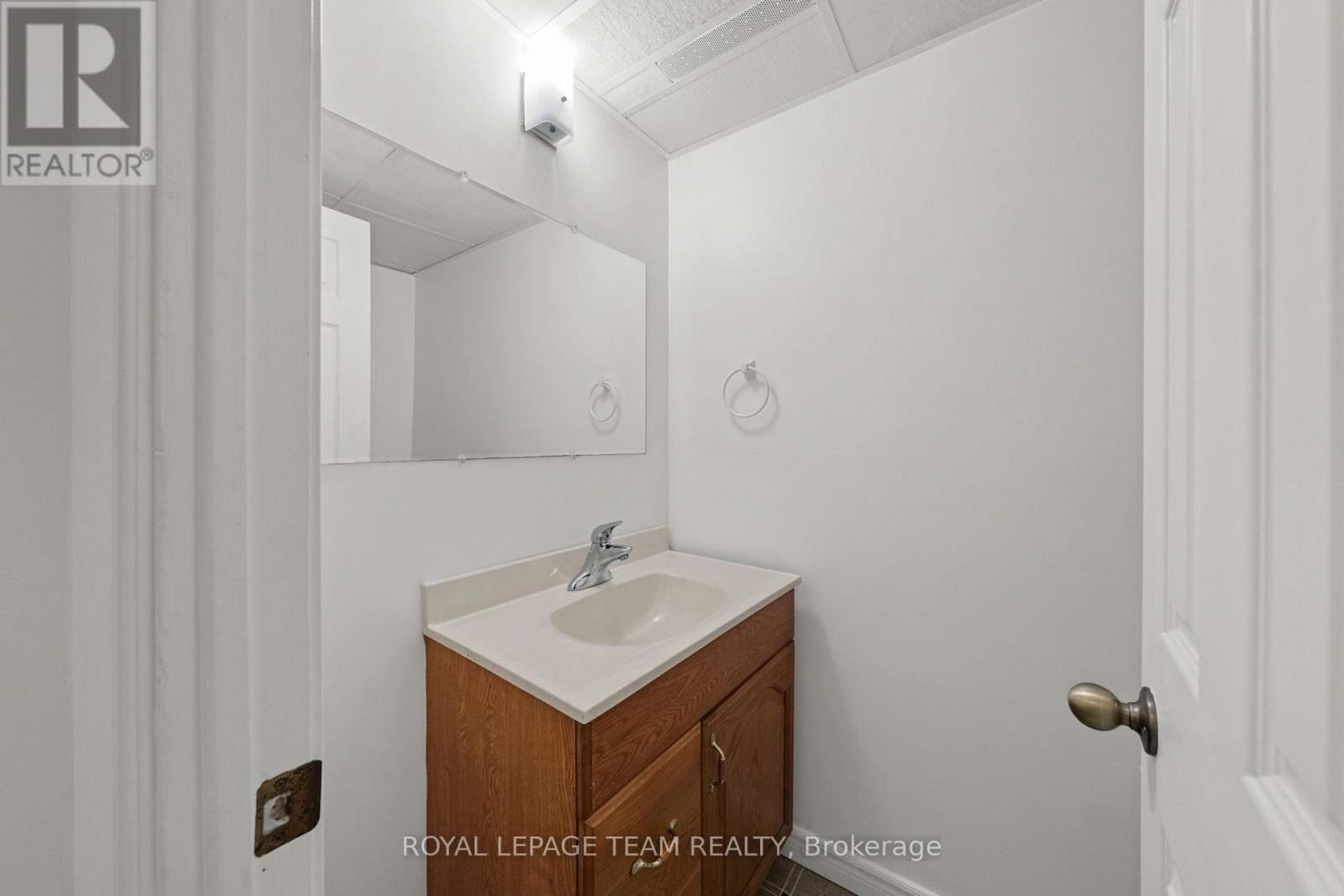 240 HOYLAKE CRESCENT - 31