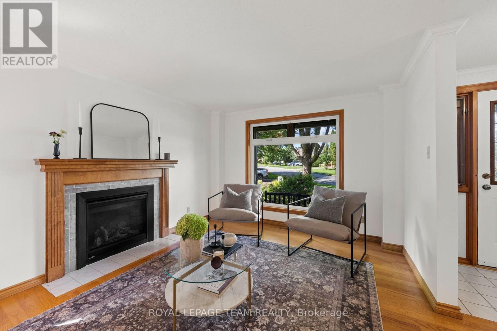 240 HOYLAKE CRESCENT - 5