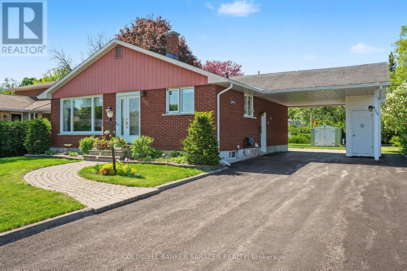 205 AIRTH BOULEVARD W - 1