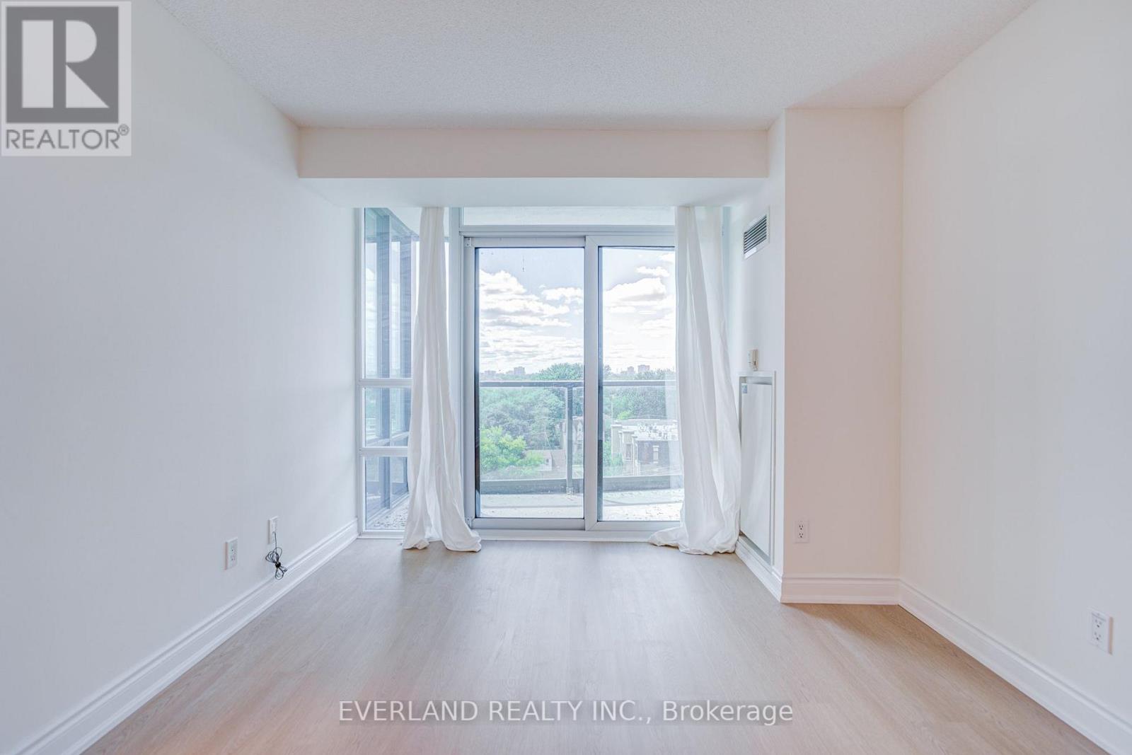 #707 15 GREENVIEW AVENUE - 22