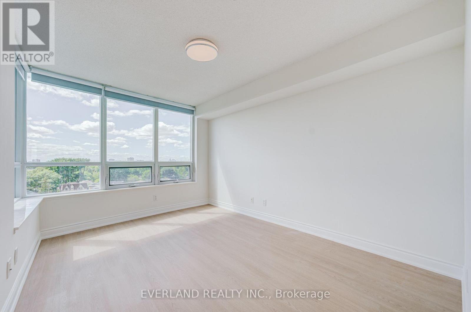#707 15 GREENVIEW AVENUE - Image 26