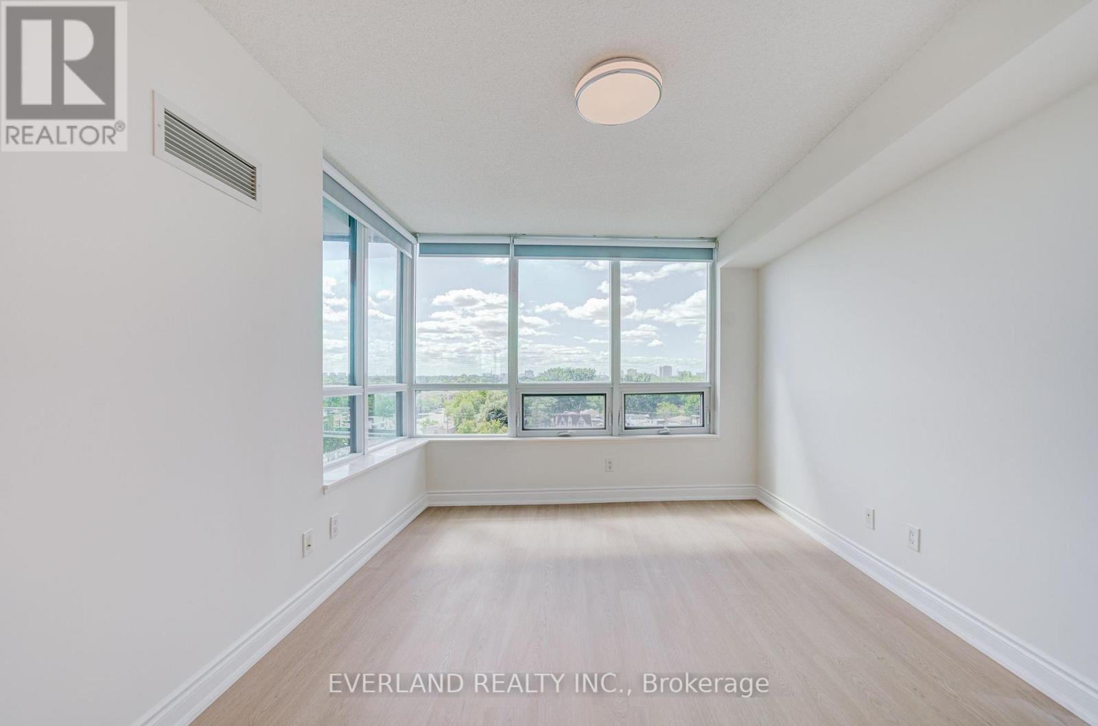 #707 15 GREENVIEW AVENUE - Image 27