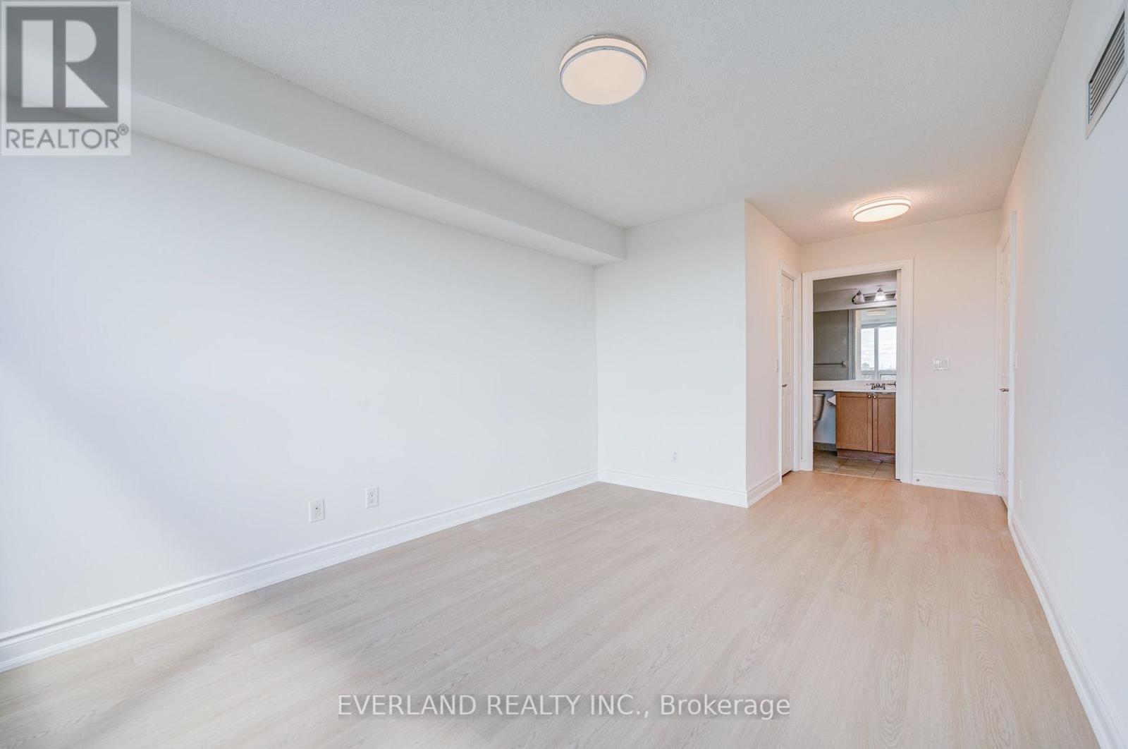 #707 15 GREENVIEW AVENUE - Image 28