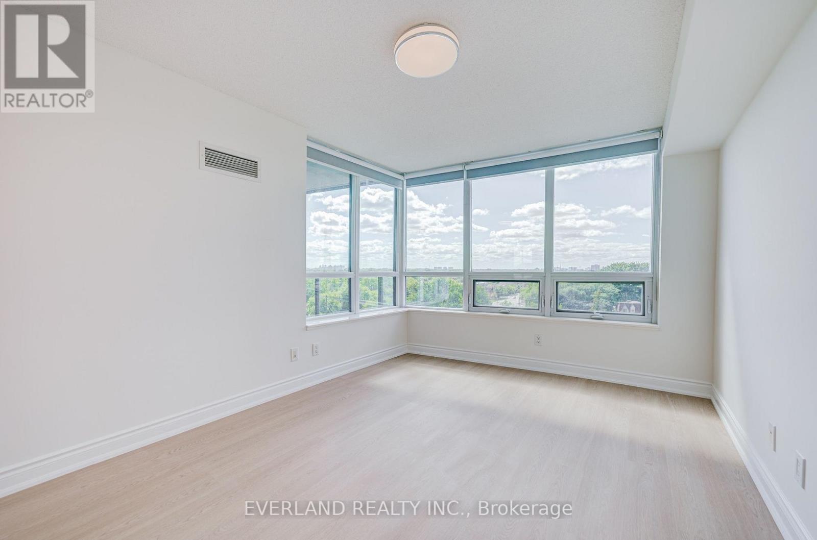 #707 15 GREENVIEW AVENUE - Image 29