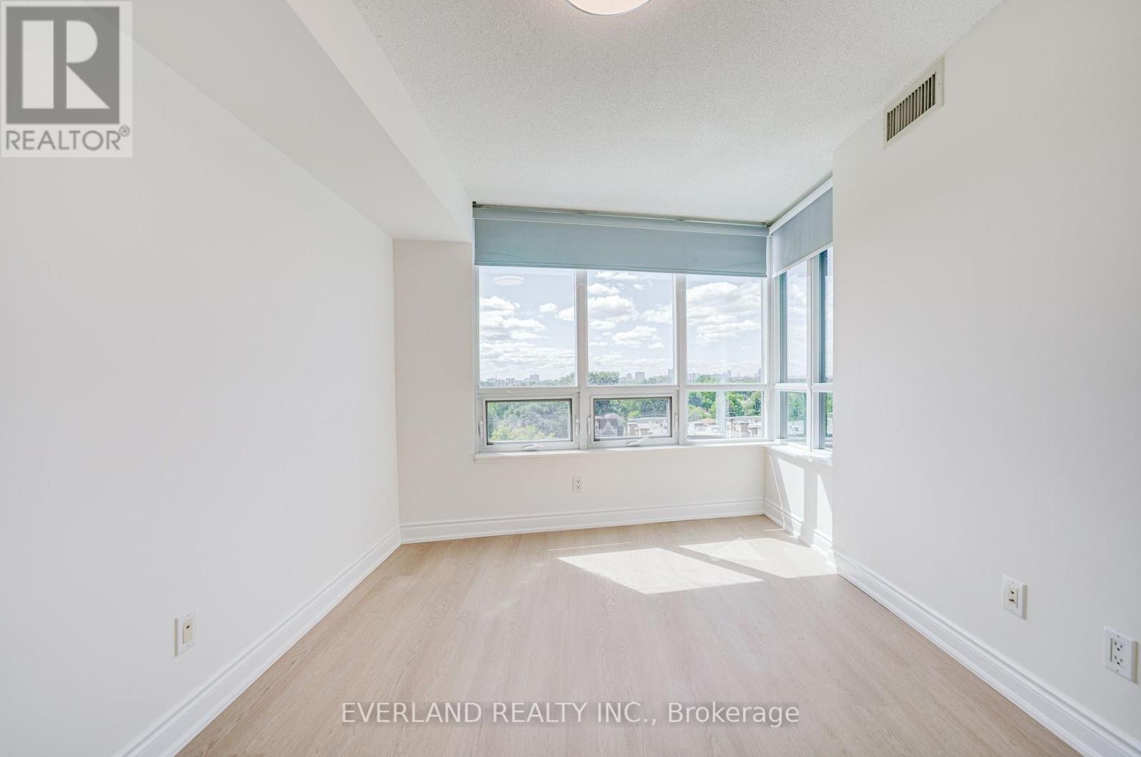 #707 15 GREENVIEW AVENUE - Image 34