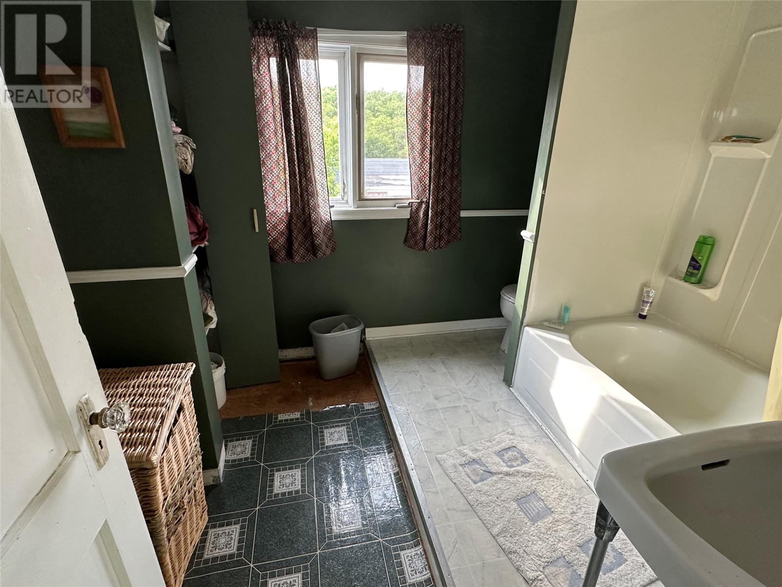 32 Marsh Road - 18
