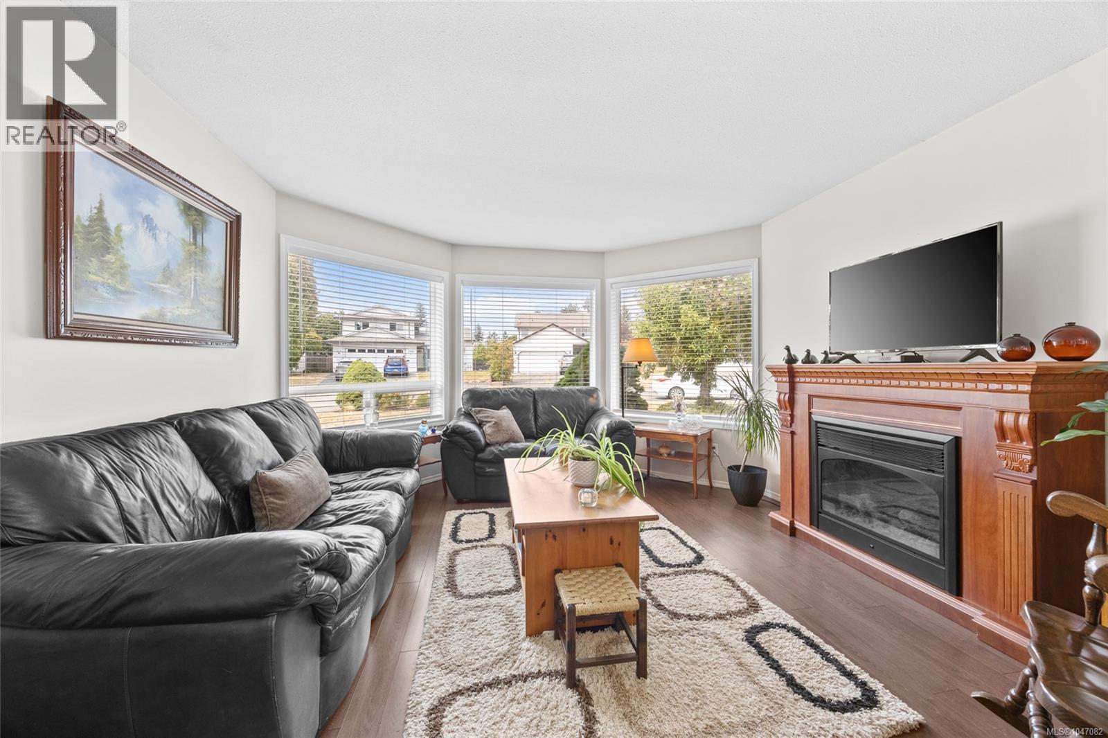 2555 Nadely Cres - Image 3