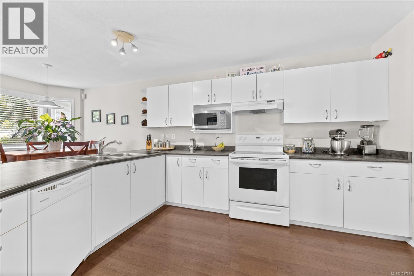 2555 Nadely Cres - Image 6