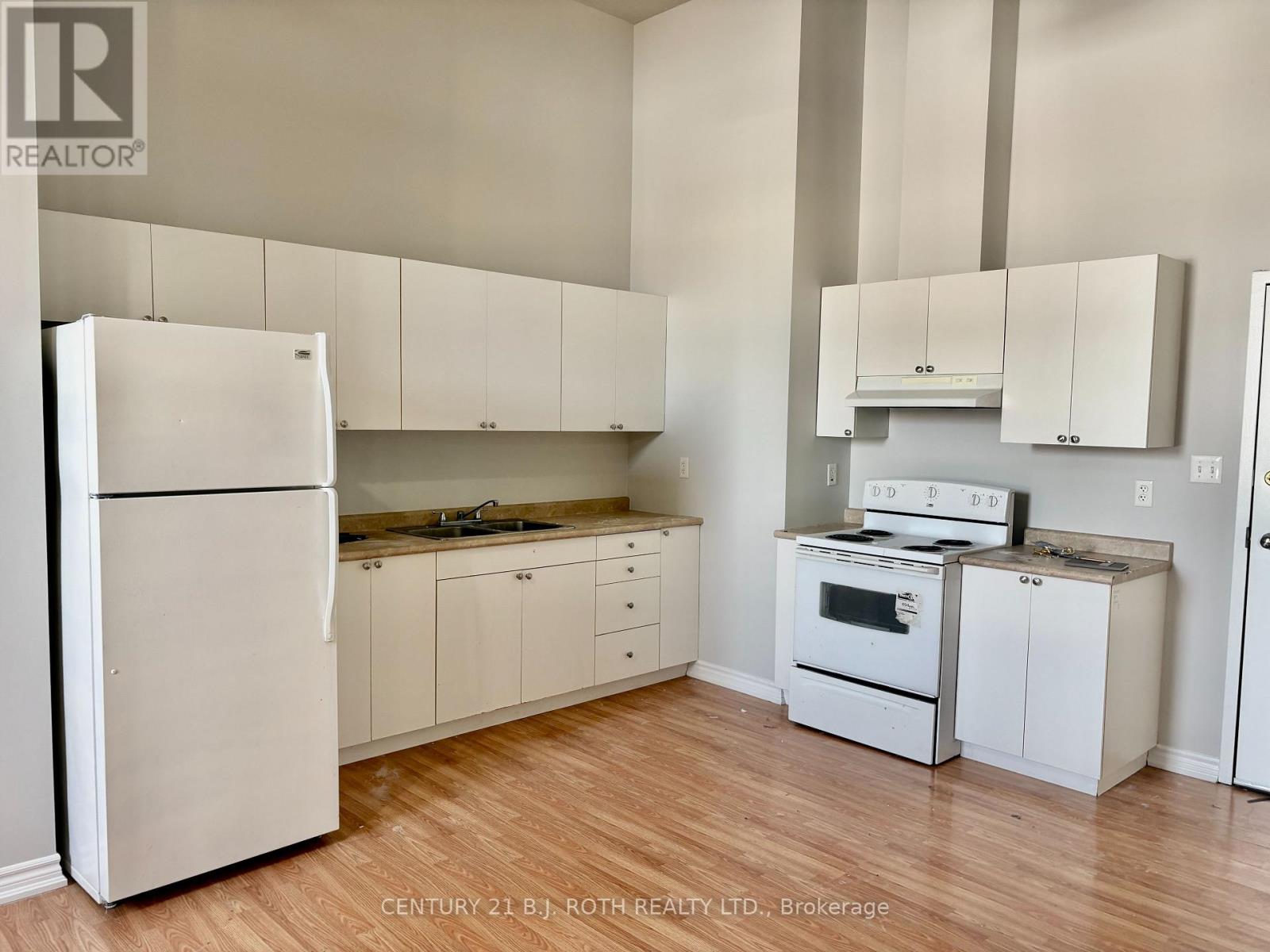 #302 19 Dunlop Street West, Barrie (City Centre), Ontario, L4N1A1, Barrie (City Centre), Ontario — photo 4 of 5