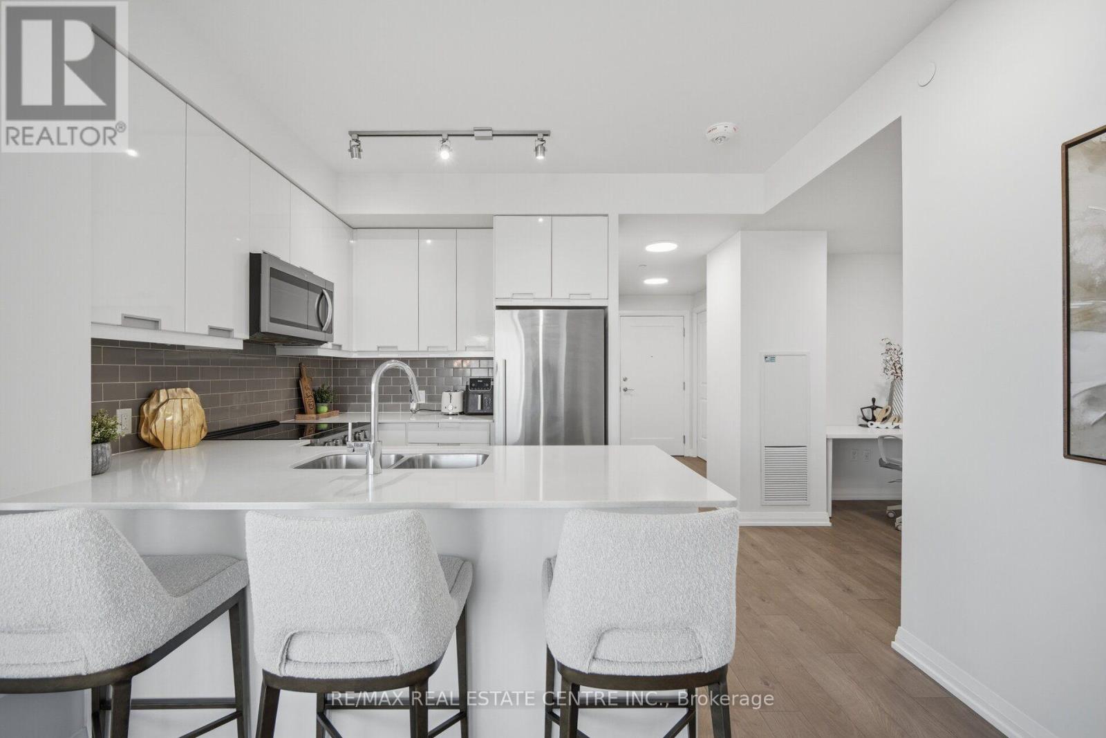 #2414 35 WATERGARDEN DRIVE - 14
