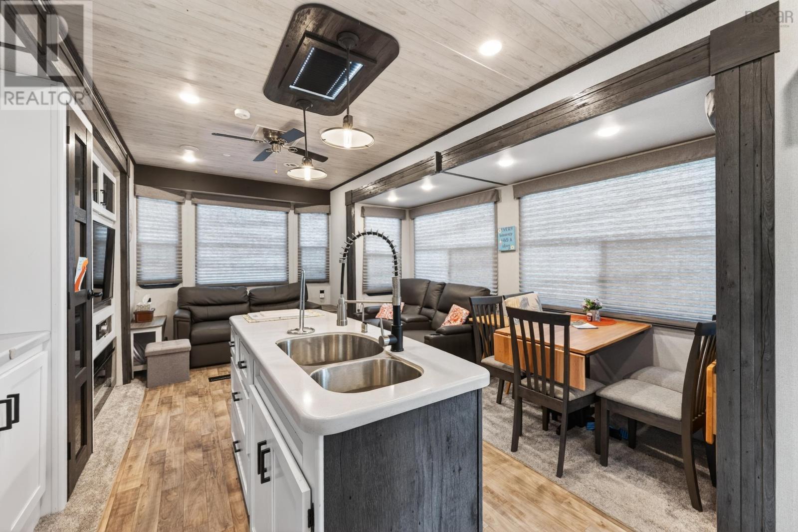 9605 East Bay Highway - 20