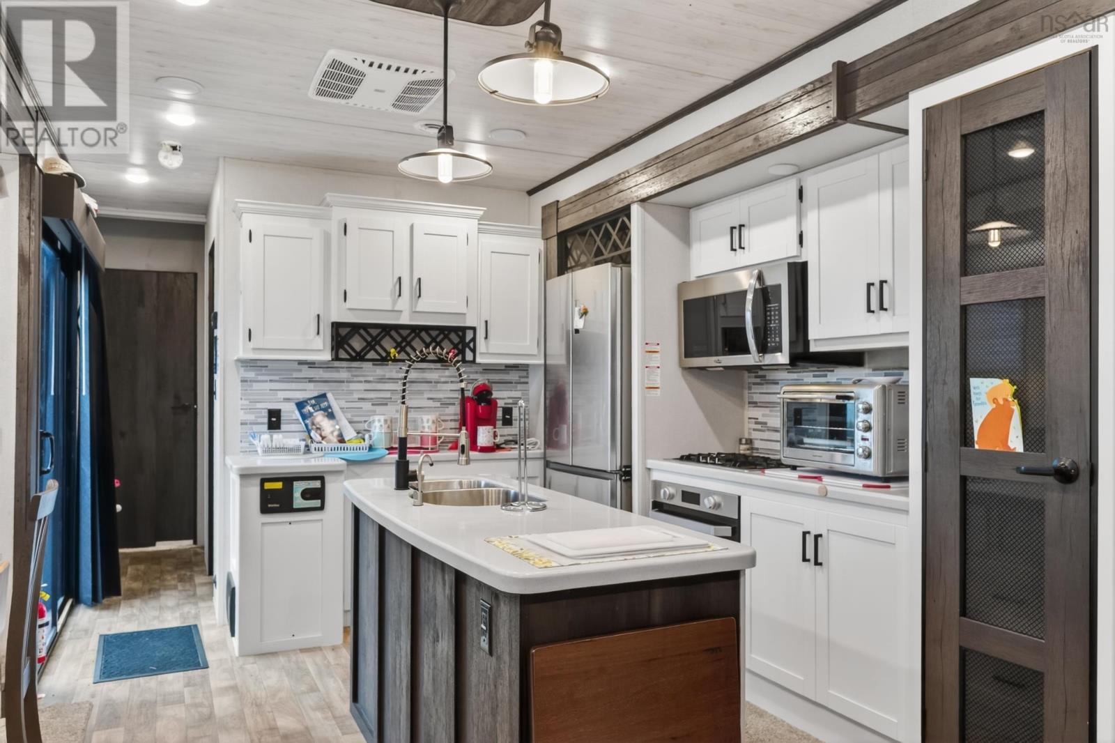 9605 East Bay Highway - 26