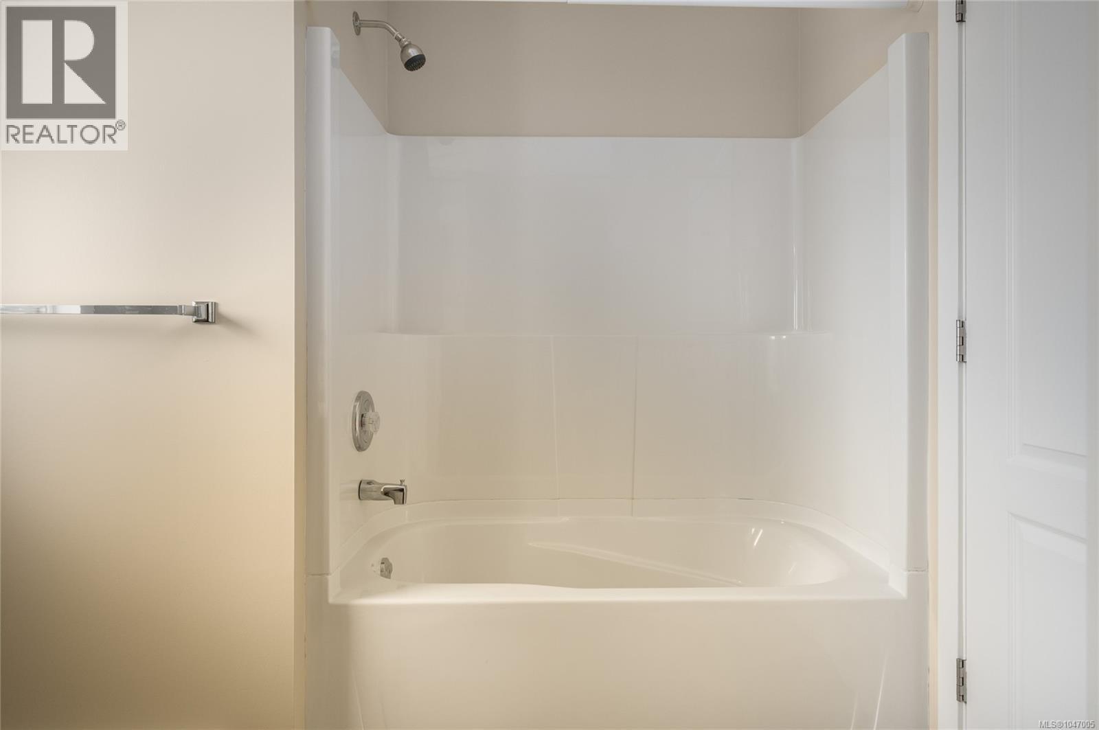 740 Begbie St - 16