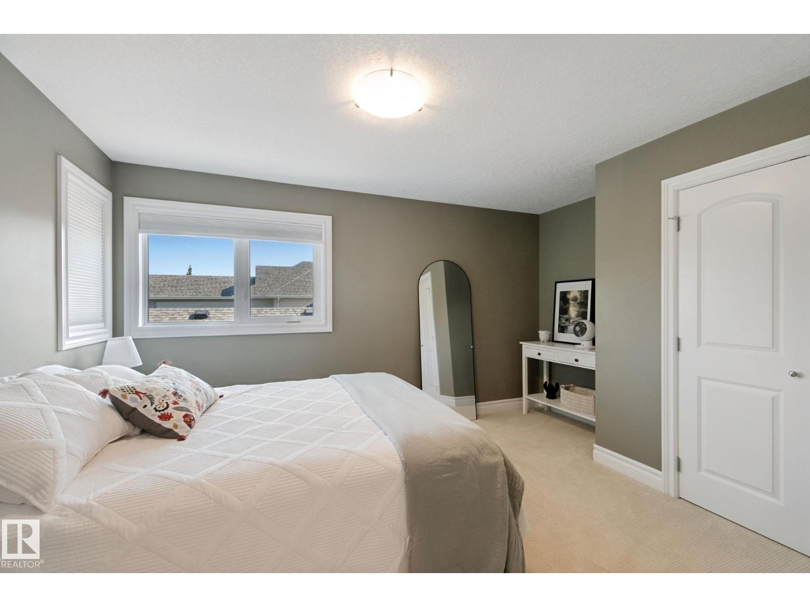 18 EMBASSY PL - Image 41