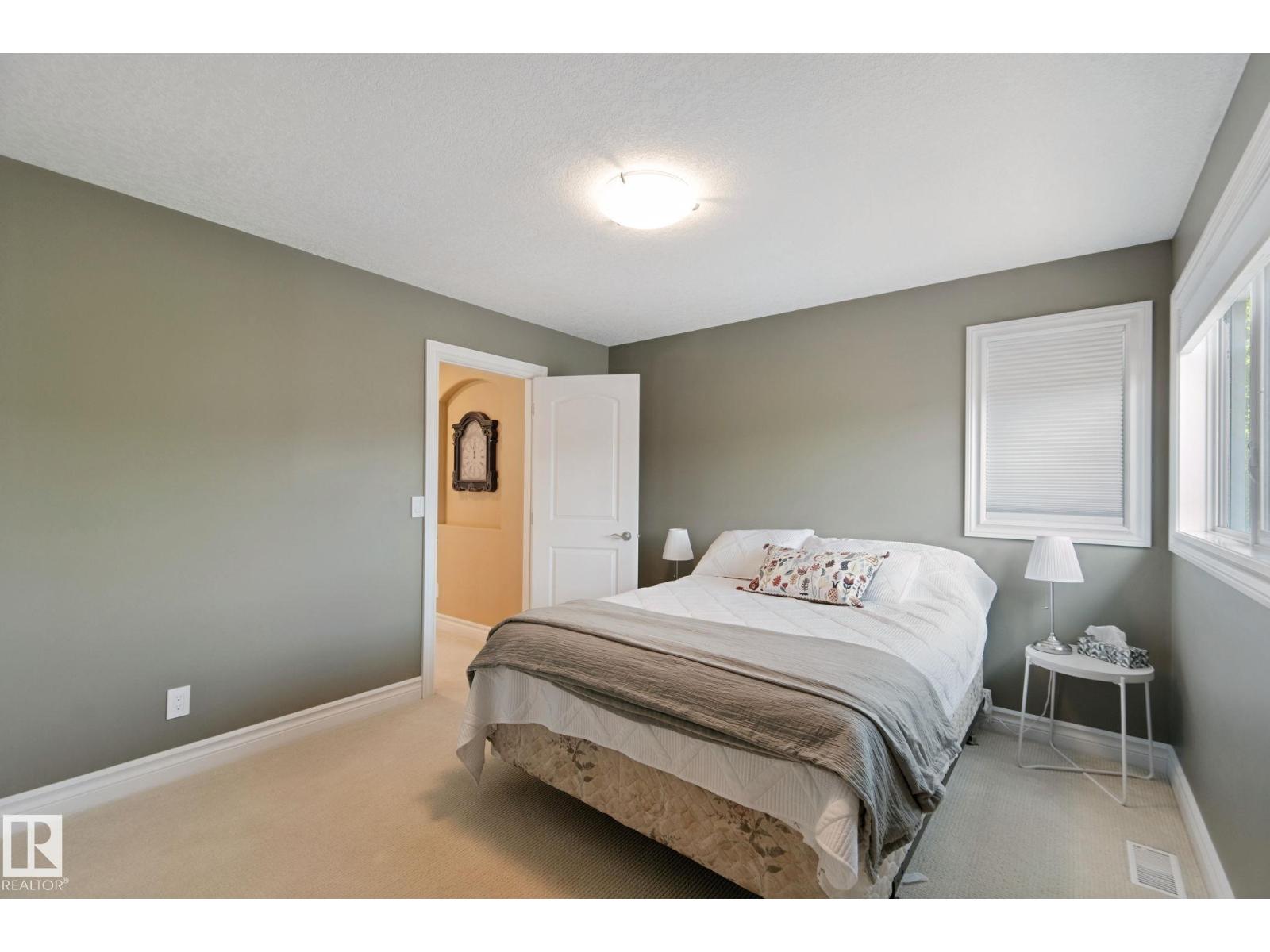 18 EMBASSY PL - Image 43