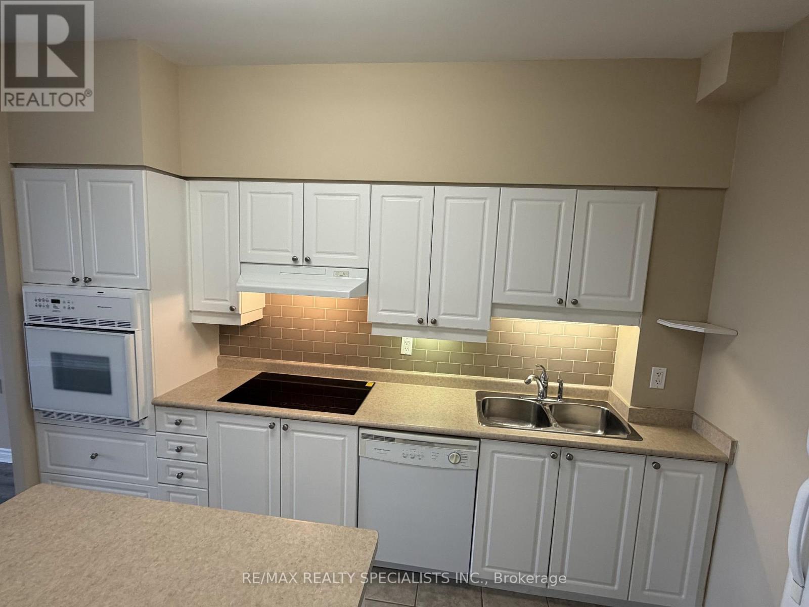 #1007 810 SCOLLARD COURT - 4