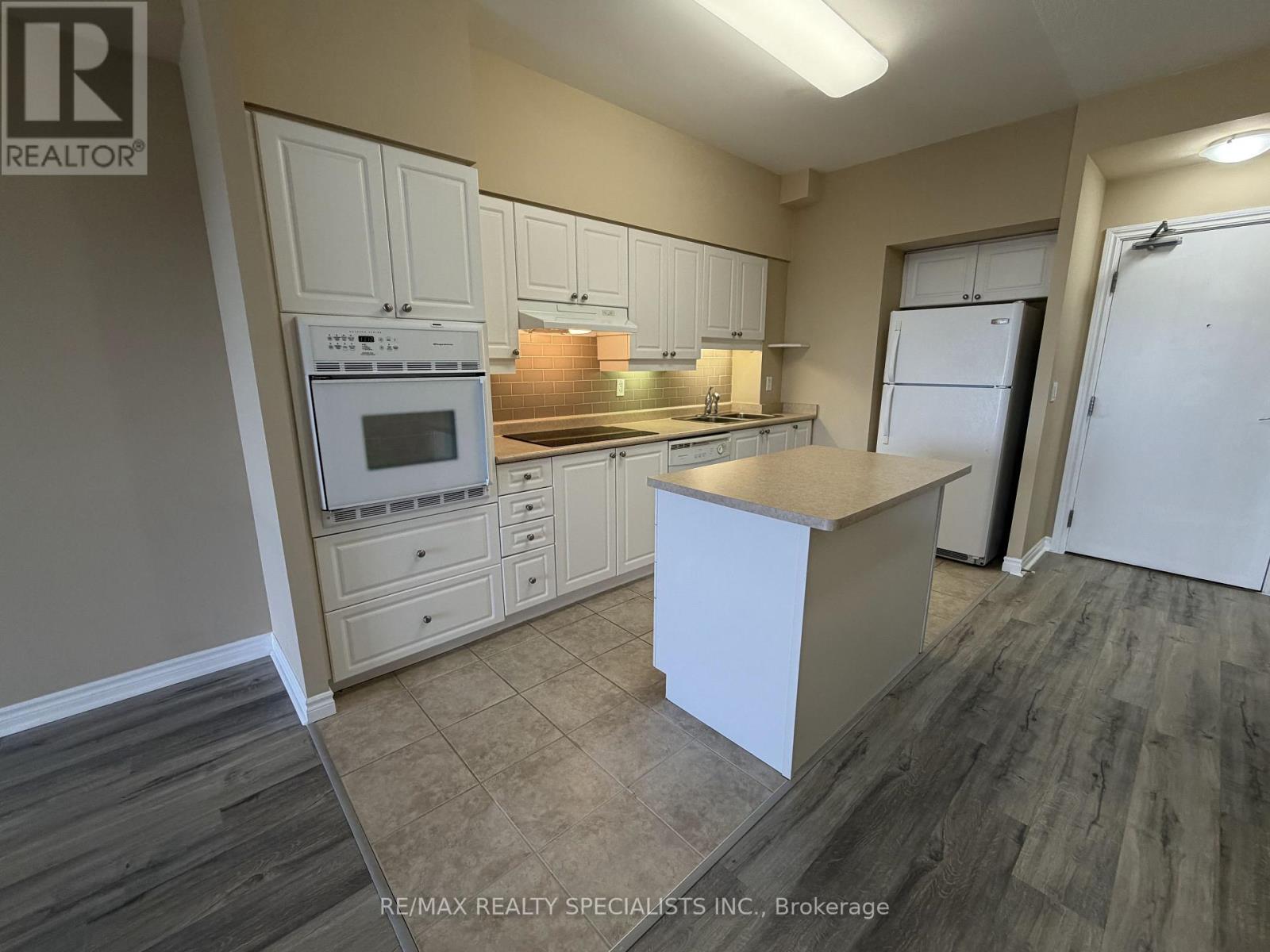 #1007 810 SCOLLARD COURT - 5