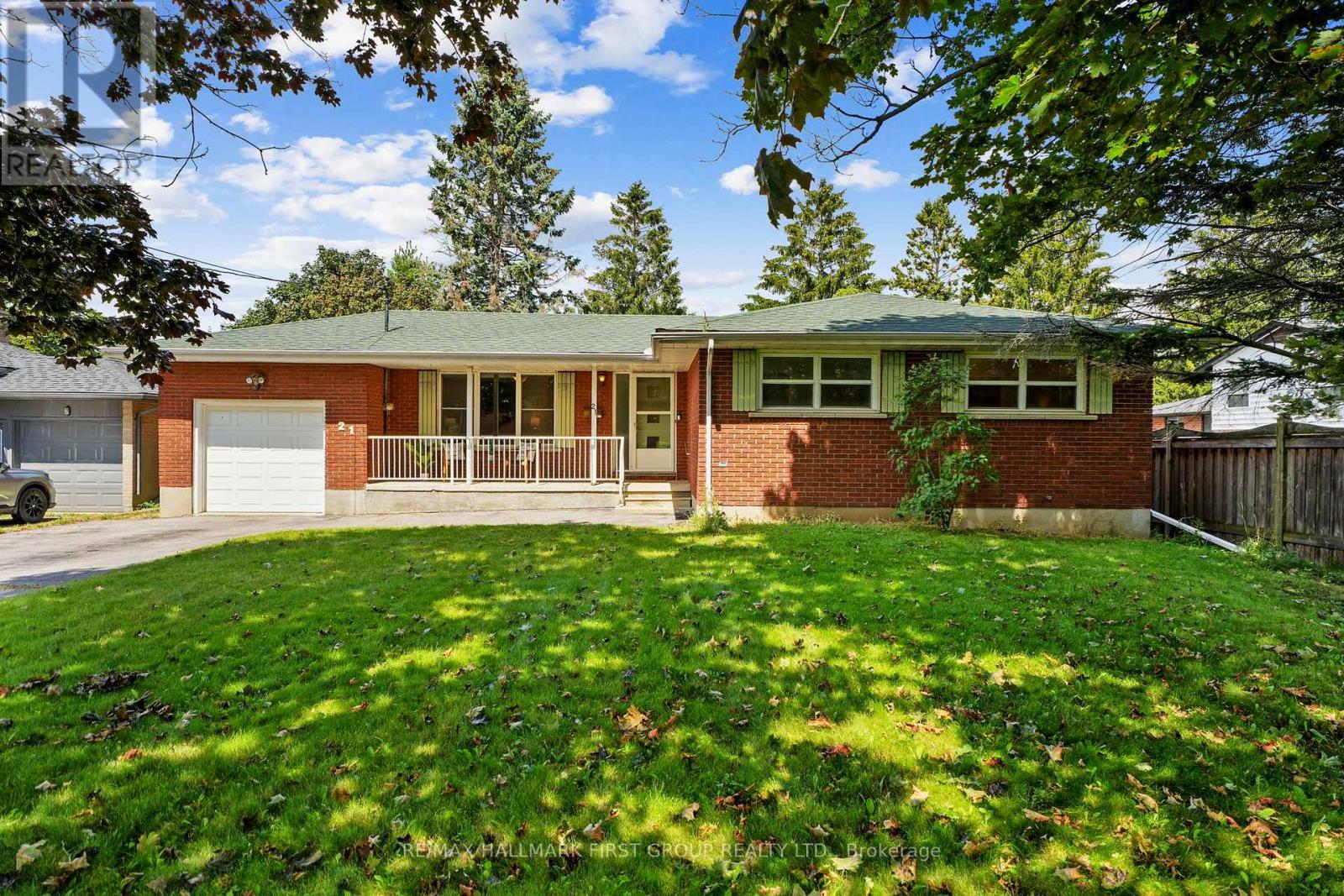21 GARDINER CRESCENT - 1