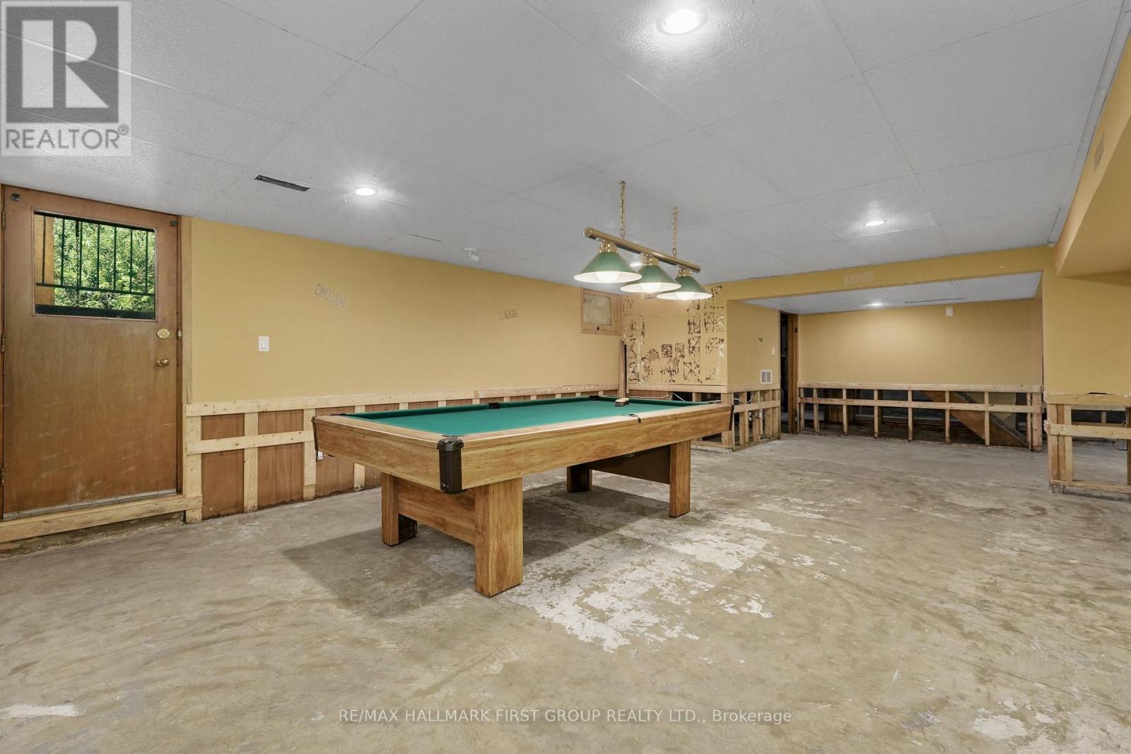 21 GARDINER CRESCENT - 24