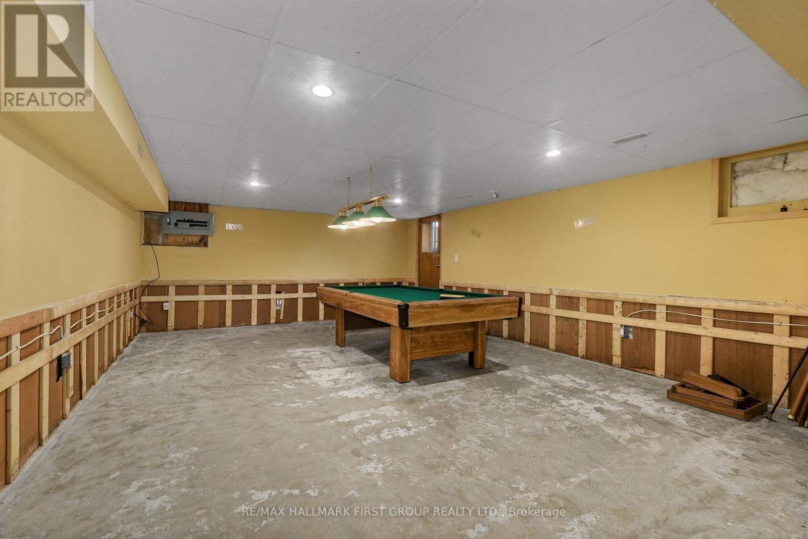 21 GARDINER CRESCENT - 25