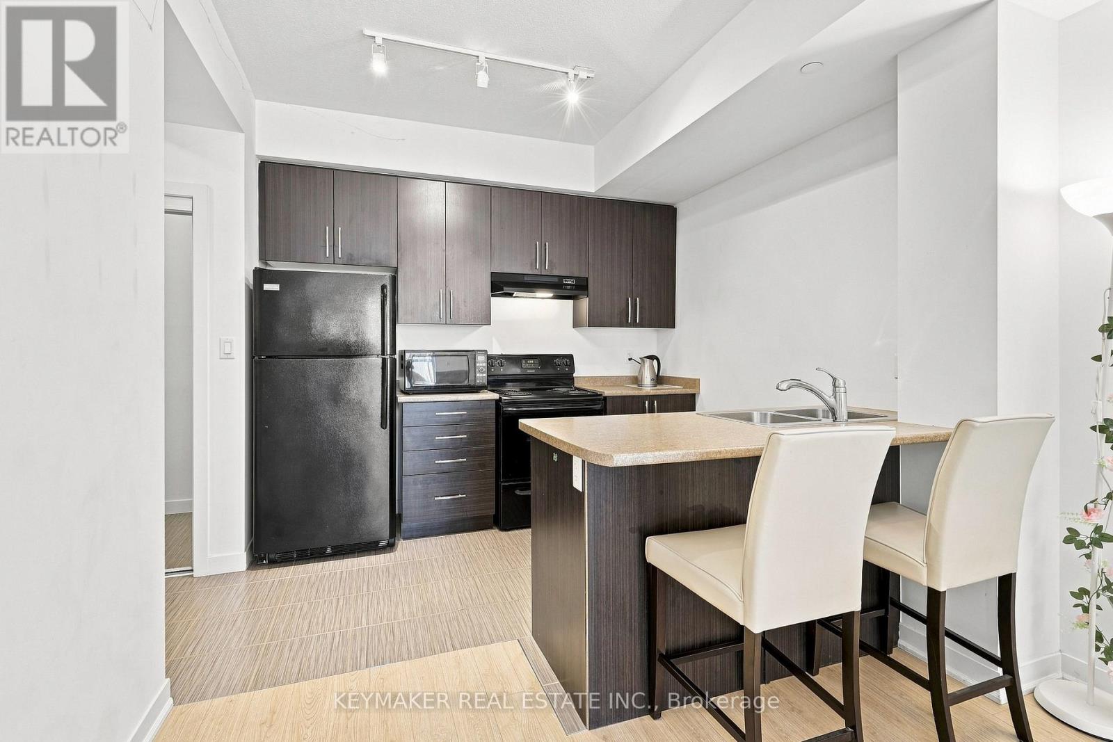 #501 90 CHARLTON AVENUE W - 5